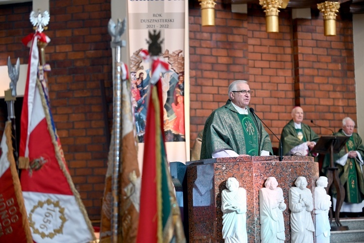 Ks. Rafał Kozłowski witający przybyłych gości.