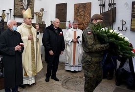 Po Mszy św. biskup wraz z (od lewej): prof. Jerzym Grzywaczem oraz kmdr. Romanem Rakowskim złożyli kwiaty przy nowo odsłoniętej i poświęconej tablicy ku czci poległych i zmarłych żołnierzy wszystkich formacji Armii Krajowej.