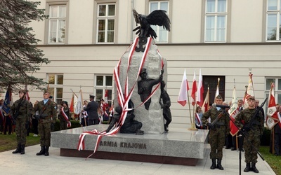 Pomnik Żołnierzy Armii Krajowej Okręgu Radomsko-Kieleckiego zgrupowania "Jodła" został odsłonięty 27 września 2019 roku, w 80. rocznicę powstania Państwa Podziemnego.