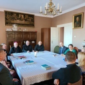 Biskup po Mszy św. zasiadł do kręgu z członkami wspólnoty.