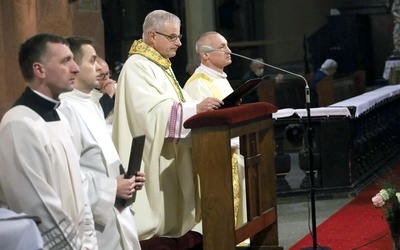 Biskup w czasie modlitwy przed Najświętszym Sakramentem.