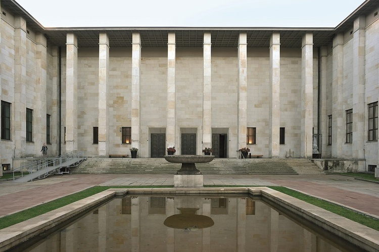 Muzeum Narodowe w Warszawie jest jednym z najstarszych muzeów sztuki w Polsce. Powstało w 1862 r. jako Muzeum Sztuk Pięknych, ale jego siedzibę zbudowano dopiero w latach 1927-1938.
