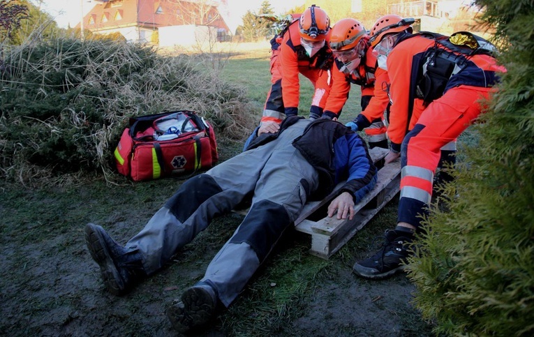 Strażacy z Kobiernic podczas jednego z zdań w Wiślicy.