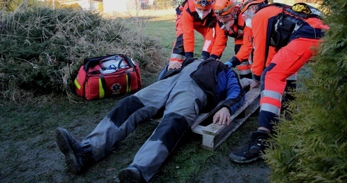 Strażacy z Kobiernic podczas jednego z zdań w Wiślicy.