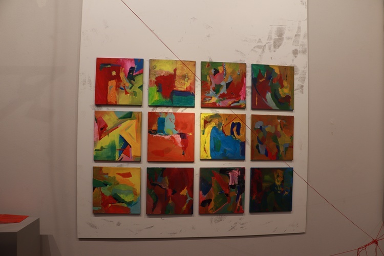 Cykl 12 obrazów w barwach ukazuje, jak zmieniały się emocje artystki w zależności od wydarzeń w jej życiu.