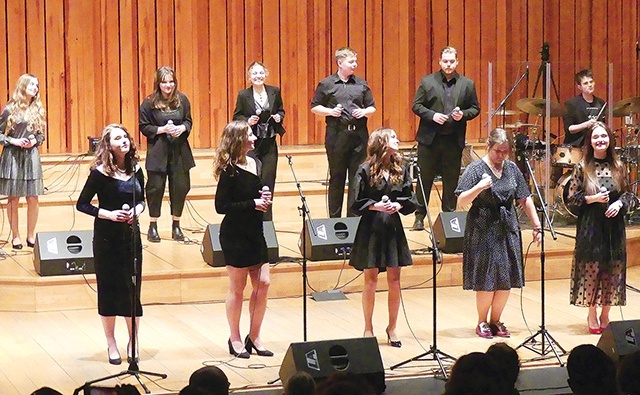 Utalentowana młodzież chce służyć chorym swoją muzyką.