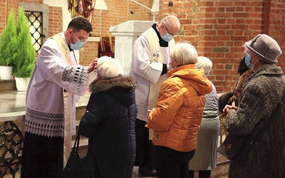 	Kapłani udzielili zgromadzonym sakramentu namaszczenia. 