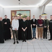 	Rekolektantom towarzyszyli księża Karol Waga i Maksymilian Ślizień oraz klerycy. Najmłodszy uczestnik rekolekcji miał 15, a najstarszy 30 lat.