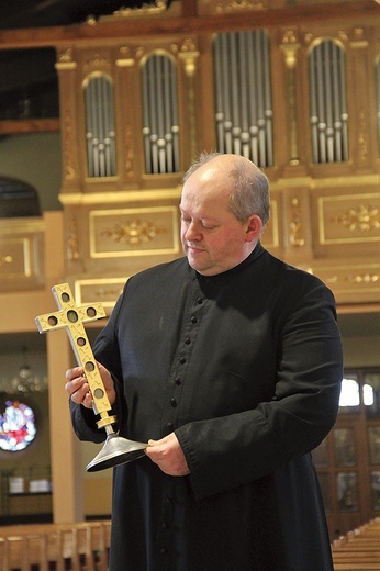 Ks. Roman Dobosiewicz z odnowionym, ok. 150-letnim relikwiarzem. Przywiózł go do Radoszów prawdopodobnie pierwszy proboszcz. Jest tu kilka relikwii, w tym Krzyża Świętego  i św. Jacka.