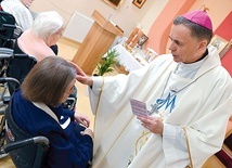 Biskup Adam Bałabuch podczas udzielania sakramentu  namaszczenia chorych  w świdnickim ZOL-u.