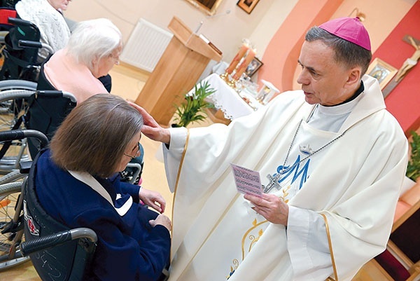 Biskup Adam Bałabuch podczas udzielania sakramentu  namaszczenia chorych  w świdnickim ZOL-u.
