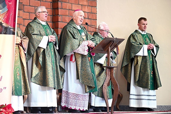 Głównym uroczystościom przewodniczył bp Ignacy Dec w asyście kapelanów (aktualnego i byłego) świdnickiego koła.