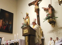 ▲	Biskup Andrzej Siemieniewski w trakcie kazania. Za nim patroni świątyni, a z boku obraz „Zesłanie Ducha Świętego”.
