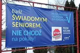 ▲	Plakat przestrzegający osoby starsze przed udziałem w tego typu wydarzeniach.