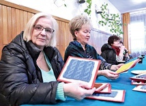 Irena Ryguła i Ewa Bielaszka na zajęciach z dziewiarstwa.