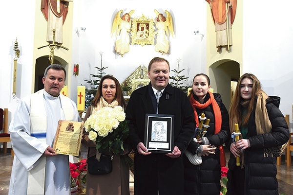 Rodzina Wolaków z ks. Eugeniuszem Mrożkiem.