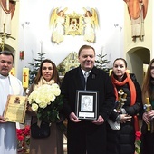 Rodzina Wolaków z ks. Eugeniuszem Mrożkiem.