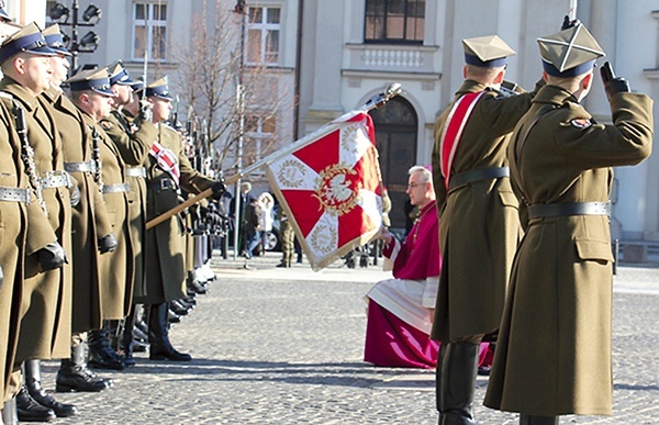 Nowego biskupa na placu Krasińskich powitała Kompania Reprezentacyjna Wojska Polskiego.