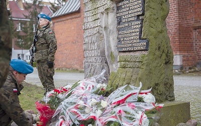 	Mszę św. za sybiraków poprzedziło złożenie kwiatów pod pomnikiem Ofiar Bolszewizmu przed katedrą.