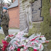 	Mszę św. za sybiraków poprzedziło złożenie kwiatów pod pomnikiem Ofiar Bolszewizmu przed katedrą.