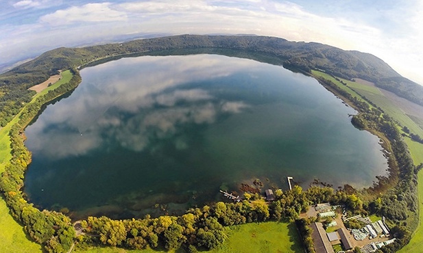 W 2012 roku  na spokojnej  powierzchni jeziora  zaczęły pojawiać się  bąbelki.  Okazało się,  że to dwutlenek węgla. Laacher See to bowiem wulkan