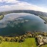 W 2012 roku  na spokojnej  powierzchni jeziora  zaczęły pojawiać się  bąbelki.  Okazało się,  że to dwutlenek węgla. Laacher See to bowiem wulkan