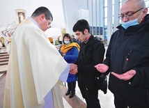 	Obecni w bazylice przyjęli sakrament namaszczenia.
