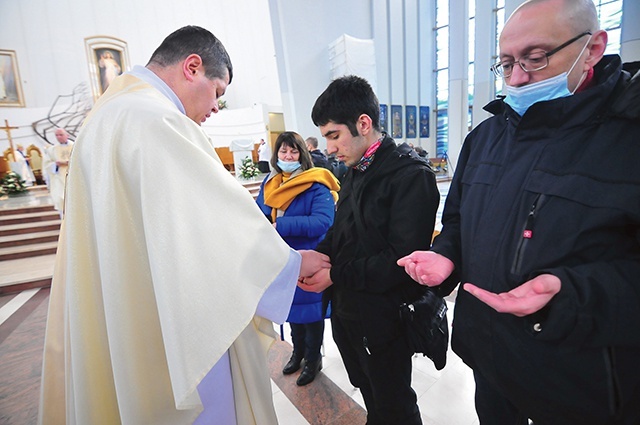 	Obecni w bazylice przyjęli sakrament namaszczenia.