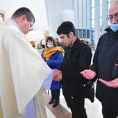 	Obecni w bazylice przyjęli sakrament namaszczenia.