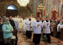 ▲	Eucharystię sprawowało liczne grono kapłanów. 