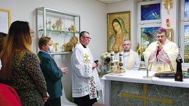 ▲	W głowieńskim szpitalu za cierpiących modlił się bp Wojciech Osial. 