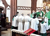 ▲	Kapłani modlili się  za podopiecznych „Betanii”, ich rodziny, personel i wolontariuszy.