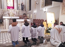 ▲	Parafianie z wiarą i radością oddawali cześć  świętemu papieżowi.