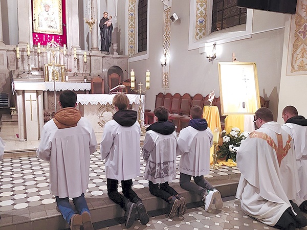 ▲	Parafianie z wiarą i radością oddawali cześć  świętemu papieżowi.