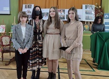 ▲	Laureatki z opiekunką Barbarą Odzimek.