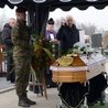 Liturgia pogrzebowa na cmentarzu przy ul. Rolnej.