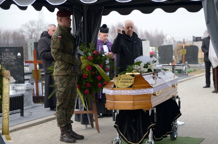 Liturgia pogrzebowa na cmentarzu przy ul. Rolnej.