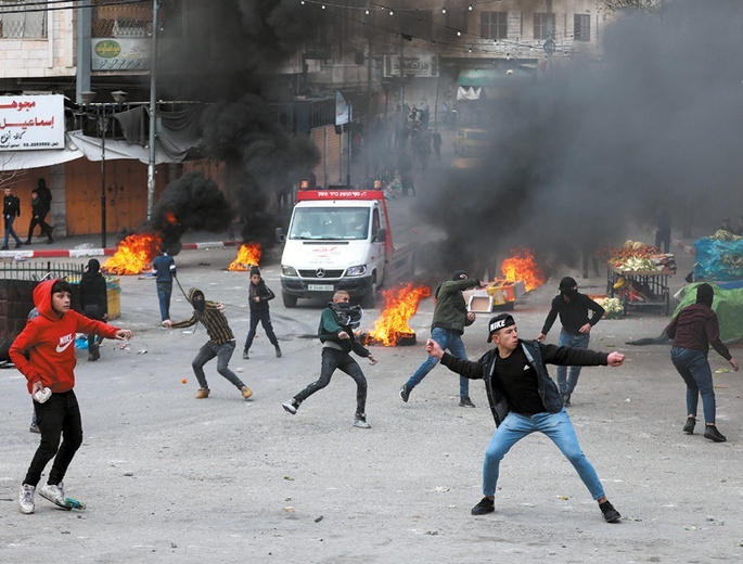 Palestyńczycy podczas zamieszek rzucają kamieniami w kierunku izraelskich żołnierzy.
9.02.2022  Hebron