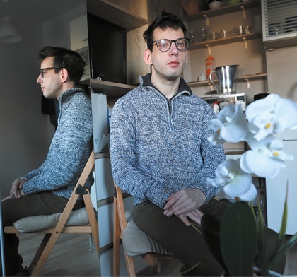 Adam często wygłasza w szkołach prelekcje poświęcone godności osób niepełnosprawnych.