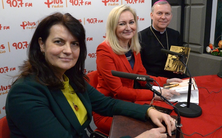 Do udziału w konkursie zachęcają (od lewej): Alicja Byzdra, Aurelia Michałowska i bp Piotr Turzyński.