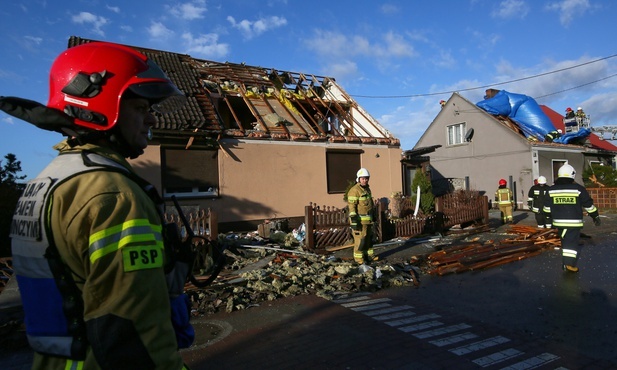 Wichury nad Polską: nie żyje kilka osób, w Krakowie runął dźwig, 340 tys. domów bez prądu