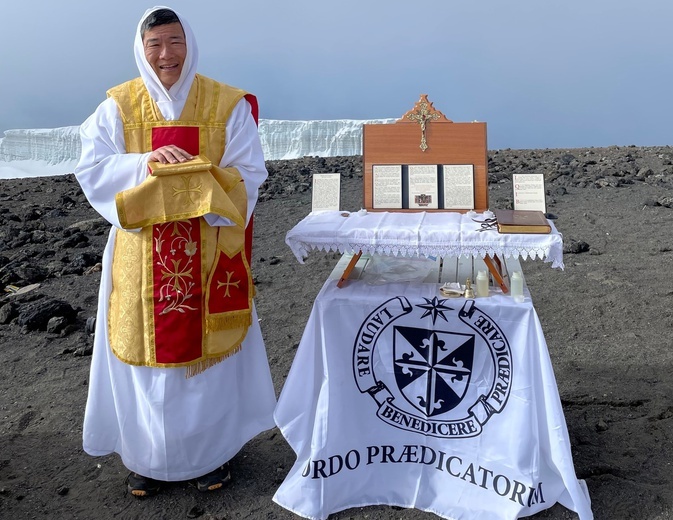 Dominikanin odprawił Mszę... na szczycie Kilimandżaro