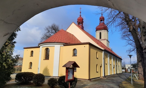 Stuletni kościół w Radoszowach