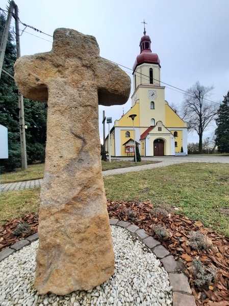 Stuletni kościół w Radoszowach