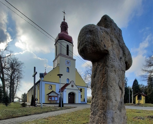 Stuletni kościół w Radoszowach
