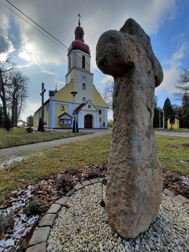 Stuletni kościół w Radoszowach