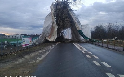 Dwie ofiary śmiertelne, zerwane dachy, powalone drzewa. Wichury nad Warszawą