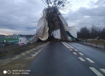 Dwie ofiary śmiertelne, zerwane dachy, powalone drzewa. Wichury nad Warszawą