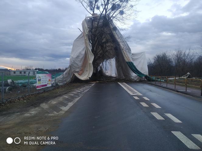 Dwie ofiary śmiertelne, zerwane dachy, powalone drzewa. Wichury nad Warszawą