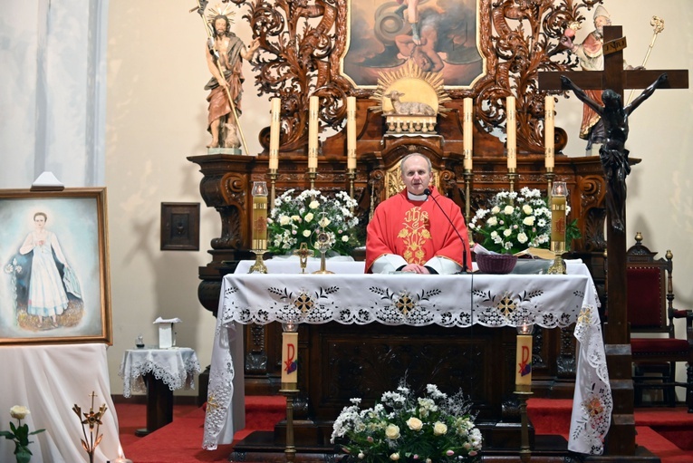 Ks. Krzysztof Herbut przy ołtarzu w czasie Mszy św. za wstawiennictwem bł. Karoliny Kózkówny.